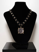 collana  le monde  catena nera  sfere dorate medaglia stemma con perline