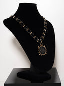 collana  le monde  catena nera  sfere dorate medaglia stemma con perline