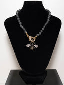 collana shimmer stone serie apis – pietre grigie annodate a mano e ape brillantini