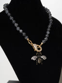 collana shimmer stone serie apis – pietre grigie annodate a mano e ape brillantini