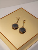 orecchini madreperla  contorno di strass dorati-asta color oro