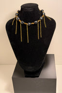 choker mary con perline semicristali grigi intervallati da perline quadrate in oro lucido e fili di catena color oro