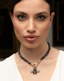 collana shimmer stone serie apis – pietre grigie annodate a mano e ape brillantini